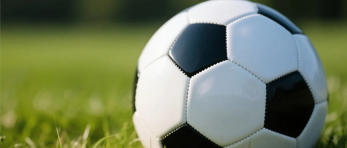 意甲赛场草地与足球